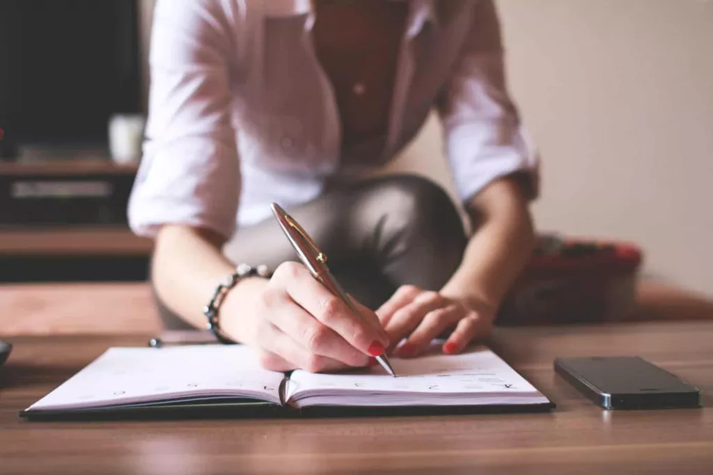 Как запатентовать метод? Патентование метода GPG. girl-writing-in-a-diary-picjumbo-com.jpg