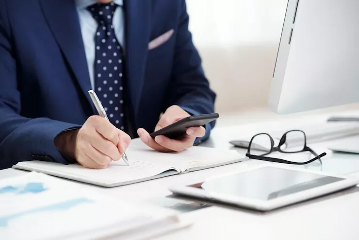 cropped-business-Смена фирменного наименованияman-making-notes-from-his-smartphone-calendar-to-the-organizer_1098-19230.jpg