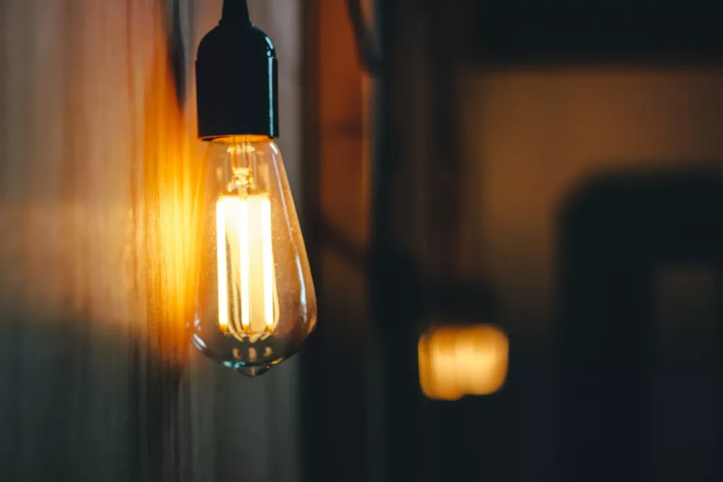 патентование преобразователя энергии light-glass-color-drink-darkness-bottle-yellow-lighting-light-fixture-still-life-photography-incandescent-light-bulb-135512.jpg